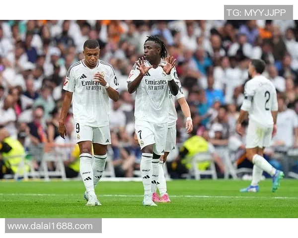 新晋足球球星闪耀绿茵场引领球队开启全新辉煌时代 新晋足球球星闪耀绿茵场引领球队开启全新辉煌时代